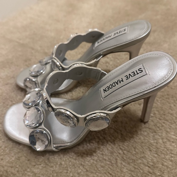 STEVE MADDEN CHRISHELL JEWELED SLIP ON SILVER HEELS SANDALS 6.5 - Picture 3 of 4